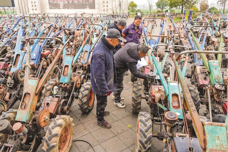3月4日,明光嘉禾农机报废回收经营部工作人员在回收旧农机